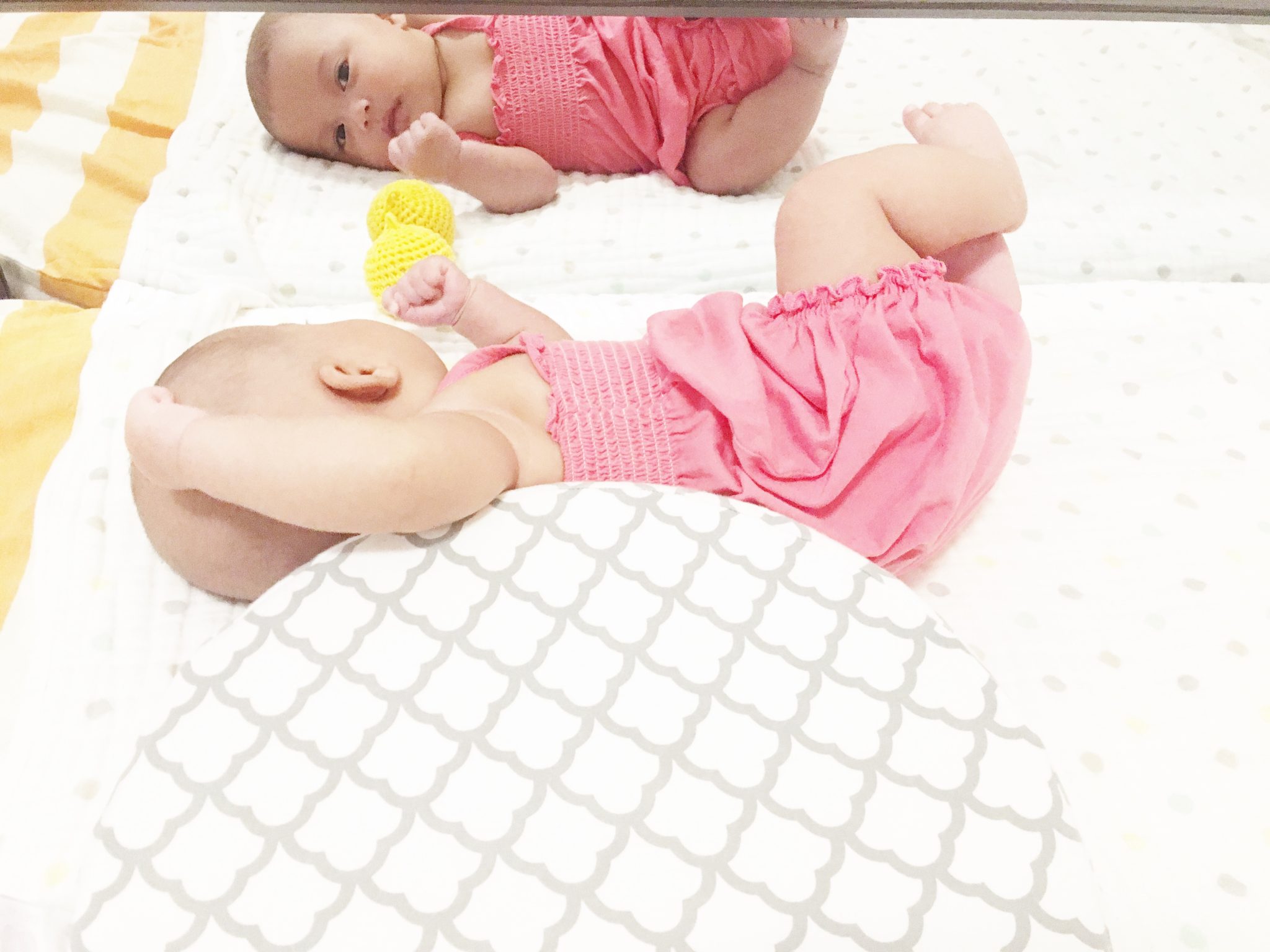Stimulasi ala Montessori dan Perkembangan Bayi 2 Bulan Stimulasi ala Montessori dan Perkembangan Bayi 2 Bulan